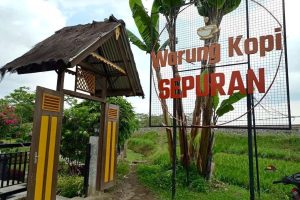Ngopi Santai dengan Pemandangan Kereta di Kediri