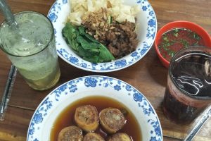Bakmie Otentik dan Kesegaran Sirup Rumahan